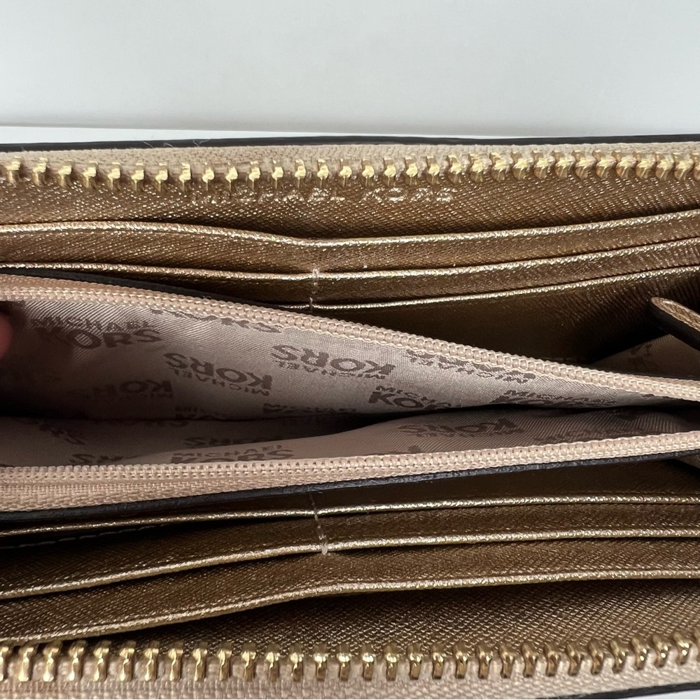 Michael Kors Wallet - Picture 12 of 17
